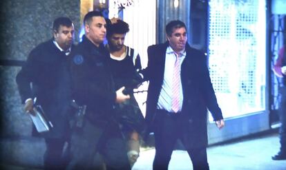 Una imagen que circula en redes del momento de la detención de Fernando André Sabag Montiel, el hombre que apuntó con un arma cargada a Cristina Fernández.