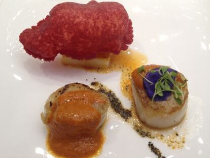 Vieiras con mandioca 'souffle'. Plato del restaurante Ametsa.