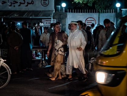 Víctimas de los atentados en las inmediaciones del aeropuerto de Kabul llegan a un hospital de emergencias.