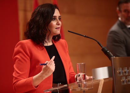 La presidenta madrileña, Isabel Díaz Ayuso, interviene en una rueda de prensa este lunes en la sede de la Comunidad.
