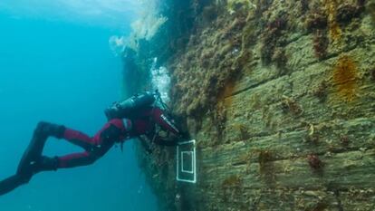 Un arqueólogo toma muestras del pecio del 'Erebus' uno de los dos barcos de la expedición de Franklin hallados en el norte de Canadá.