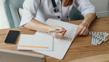 Médico escribiendo en un cuaderno