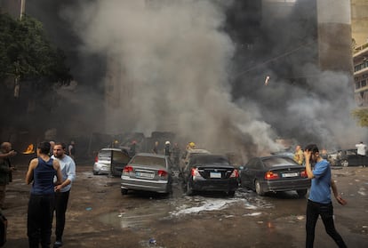 Los bomberos intentan extinguir un incendio en un aparcamiento en Hamra, Beirut, este sábado.