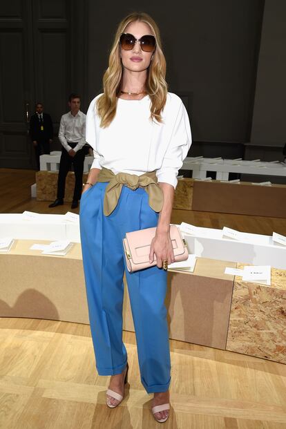 Rosie Huntington-Whiteley estaba de 10 en el desfile de Chloé. A pesar de mezclar cuatro colores en el mismo look la británica consiguió un resultado sencillo y muy elegante.  