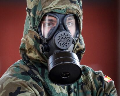 Un miembro del Ejército de Tierra protegido con una máscara durante las labores de desinfección en Irún (Gipuzkoa).