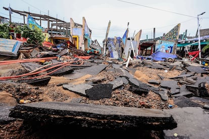 Vista de una carretera destruída en Acapulco, tras el paso del fenómeno metereológico. 