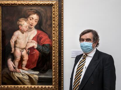Leoncio Fernández, viudo del coleccionista alemán Rudolf Gerstenmaier, este martes, en el Museo de Bellas Artes, junto al cuadro Virgen con niño que pertenece a la colección donada.