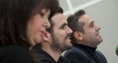 De izquierda a derecha, Rosa Albert, Alberto Garzón y Amadeu Sanchis hoy en el Ayuntamiento.