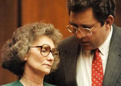 Blanche Taylor Moore (izda), junto con su abogado, David Tamer, cuando fue sentenciada a muerte en 1990.