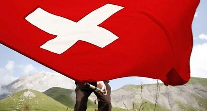 Una bandera suiza en Engstligenalp, cerca de Adelboden.