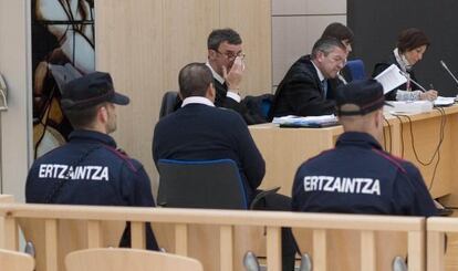 De espaldas, Keny Lexzur González, acusado de matar a su pareja en Rentería en 2008, durante la tercera sesión del juicio.