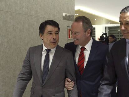 Ignacio Gonz&aacute;lez (i) y el exministro Eduardo Zaplana (d) con el expresidente de la Generalitat, Alberto Fabra, en 2014. 