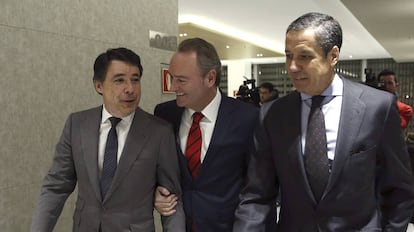 Ignacio González (i) y el exministro Eduardo Zaplana (d) con el expresidente de la Generalitat, Alberto Fabra, en 2014.