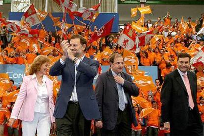Mariano Rajoy, ayer en Palencia, con Celinda Sánchez, Juan Vicente Herrera y Carlos Fernández Carriedo.