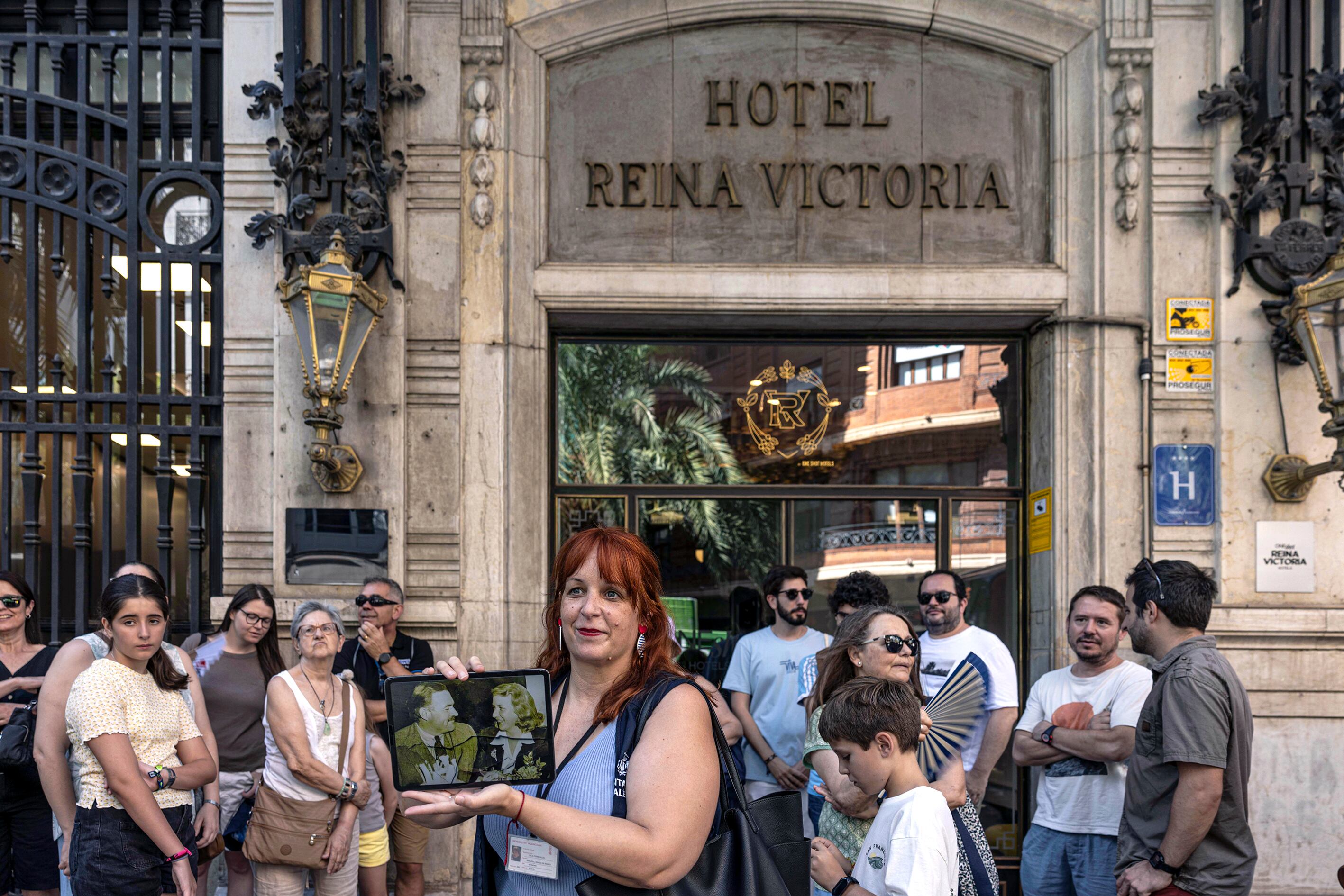 Ruta Conmemorativa del
Centenario de la primera visita de Ernest Hemingway a la ciudad de Valencia.
Inicio del recorrido: plaza del Ayuntamiento.
En la imagen en la antigua cafetería el Siglo.