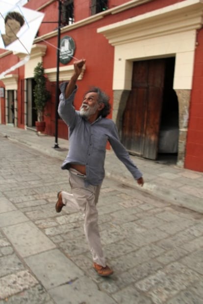 Toledo volando una cometa en Oaxaca.