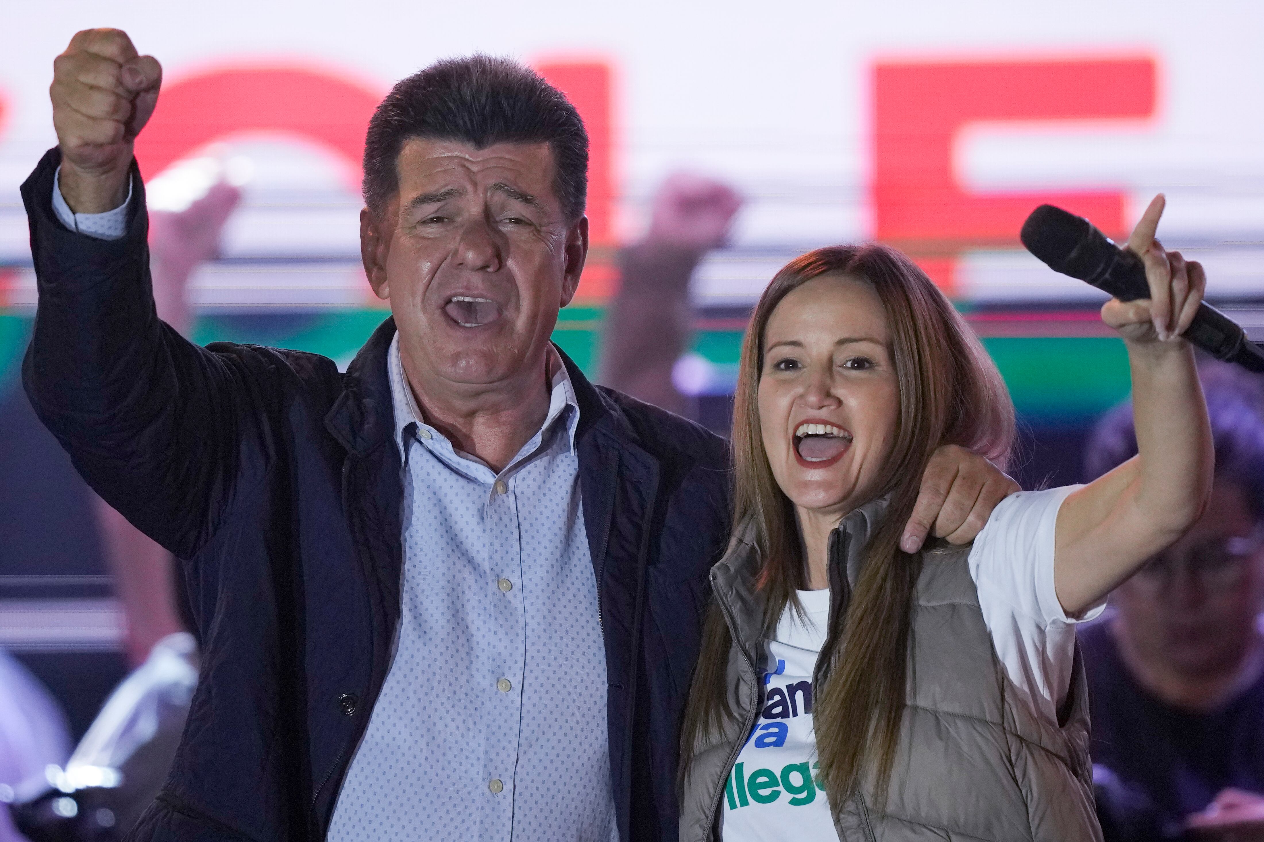 Efraín Alegre, candidato presidencial de la Concertación, y su vice, Soledad Nuñéz, cierran la campaña electoral en Asunción, el 27 de abril de 2023.