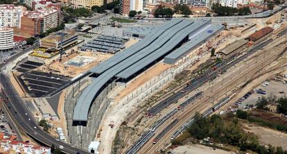 Panor&aacute;mica de los terrenos del Parque Central, con la estaci&oacute;n provisional de Joaqu&iacute;n Sorolla acabada.