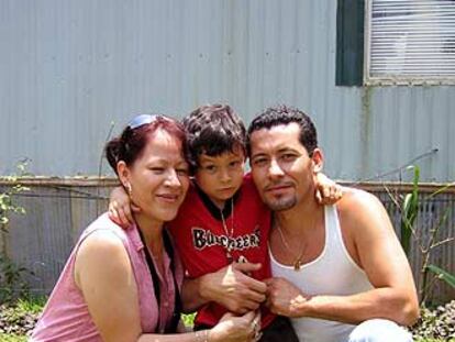 Martín Ibarra, junto a su esposa, Maricela, y el hijo de ambos, Jonathan, inmigrantes mexicanos en Alabama.