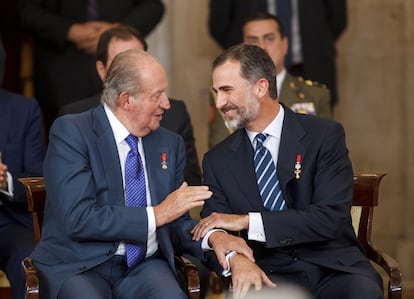 El Rey y su padre, Juan Carlos I, el 24 de junio de 2015, en el acto conmemorativo en el Salón de Columnas del Palacio Real del 30º aniversario de la adhesión de España a la Comunidad Económica Europea (ahora Unión Europea), el mismo sitio en el que se rubricó el tratado el 12 de junio de 1985. Aún pasarían cinco años, hasta que el 3 de agosto de 2020, la Casa del Rey hiciera pública la voluntad del rey emérito de abandonar España, ante la repercusión pública generada por “ciertos acontecimientos pasados” de su “vida privada”, sin precisar el país de destino. Ante las crecientes especulaciones mediáticas y políticas, sería la propia Casa del Rey la que comunicase que Juan Carlos se encontraba en Abu Dabi, capital de los Emiratos Árabes Unidos.