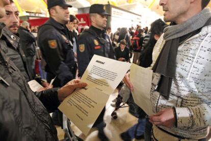 Pasajeros de Iberia muestran una notificación donde se les informa de la cancelación del servicio.