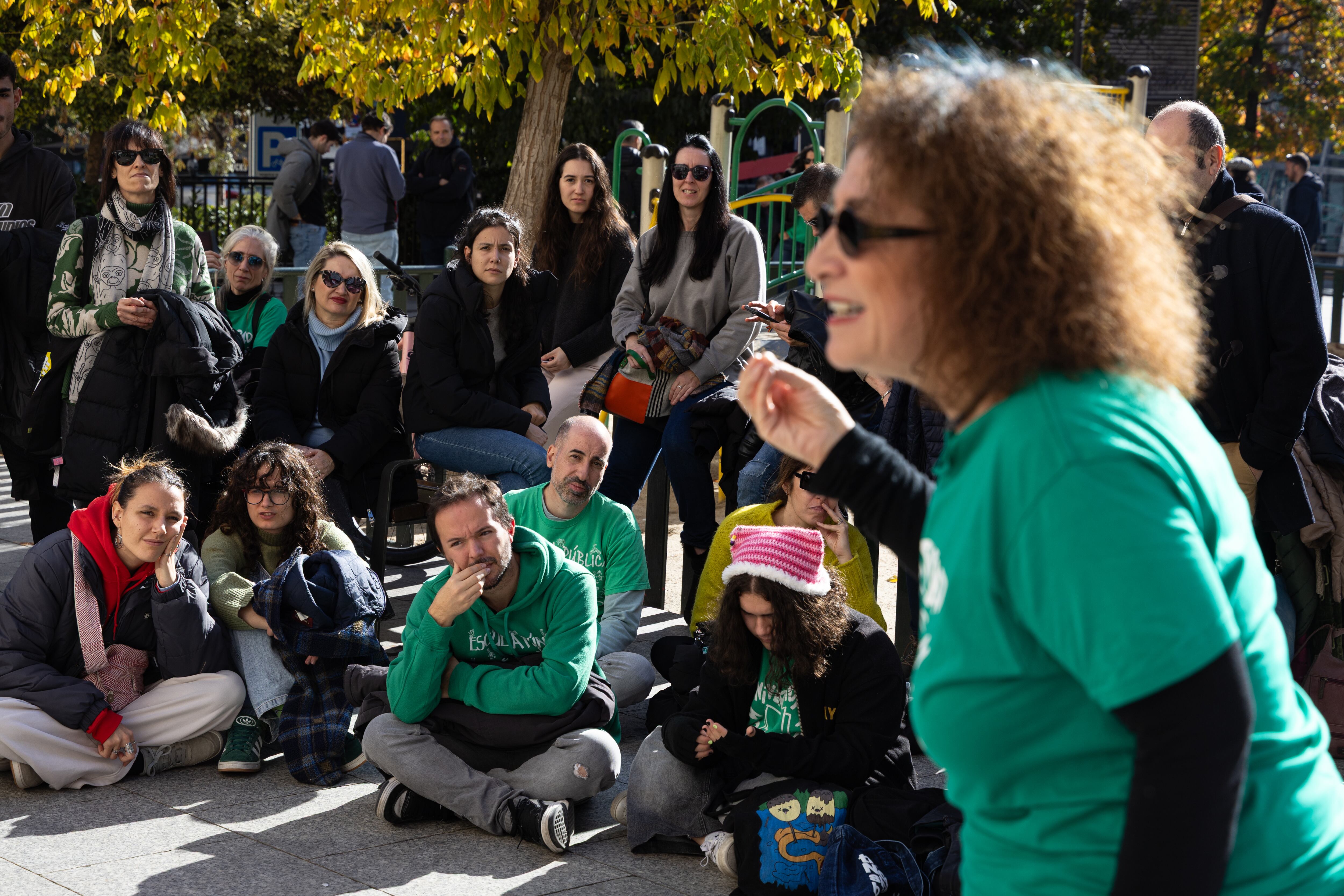 Clase de La Uni en la plaza en la plaza de Pedro Zerolo a modo de protesta por los recortes, este miércoles.
