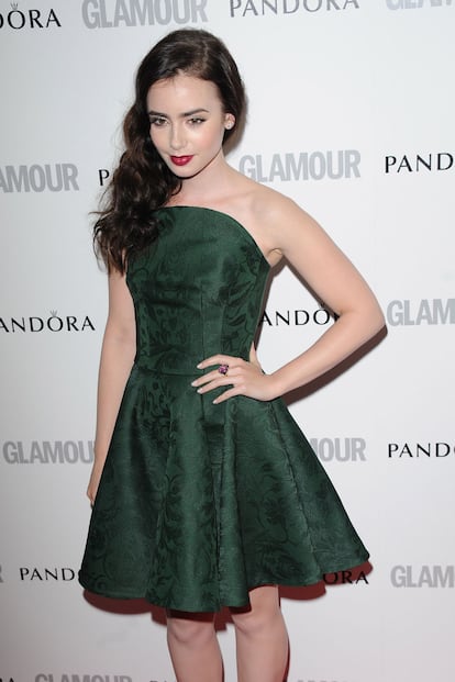 Lily Collins, muy elegante con un vestido verde de Alexander McQueen y joyas de Bulgari.