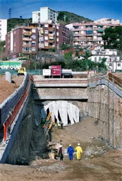Boca del túnel donde se realizan las obras de la línea 9.