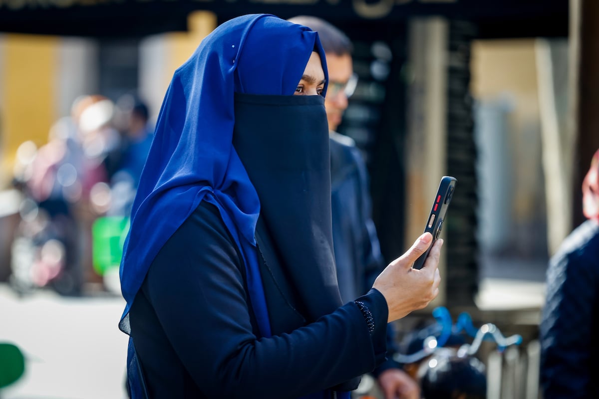 El PP de Ayuso aprueba una propuesta de Vox para prohibir el burka y el ...