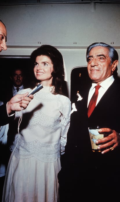 La novia. Jacqueline Kennedy, la “reina de Camelot” convertida en la viuda de América. A sus 39 años hacía cinco que su marido, el presidente estadounidense John F. Kennedy, había sido asesinado ante los ojos del mundo, lo que la dejó en una situación de vulnerabilidad. Tras el asesinato de Robert Kennedy en 1968, Jackie buscaba seguridad física y económica para ella y para sus hijos. Aceptó casarse con Aristóteles Onassis y el 20 de octubre de 1968 volvió a vestirse de novia. 