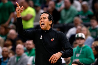 Erik Spoelstra, entrenador de los Miami Heat, durante el quinto partido ante los Boston Celtics en la final de la Conferencia Este.