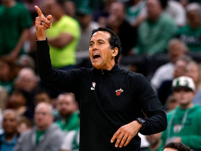 Erik Spoelstra, entrenador de los Miami Heat, durante el quinto partido ante los Boston Celtics en la final de la Conferencia Este.