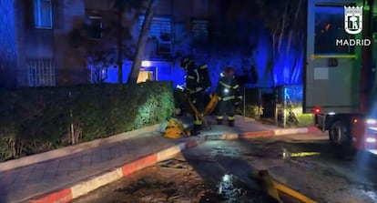 Los bomberos trabajan en el incendio de una vivienda en la calle de Cardaño, en la Latina, en la madrugada de este lunes.