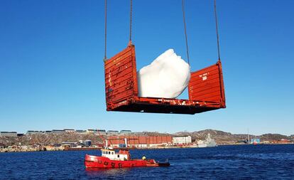 Cosecha de hielo en el puerto de Nuuk, en Groenlandia.
