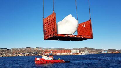 Cosecha de hielo en el puerto de Nuuk, en Groenlandia.