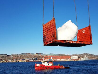 Cosecha de hielo en el puerto de Nuuk, en Groenlandia.