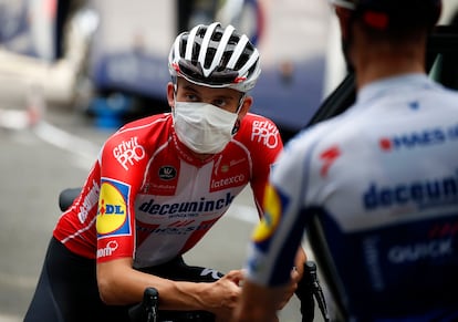 Kasper Asgreen, del Deceuninck Quick-Step, con mascarilla antes de una sesión de entrenamiento previa al Tour en Niza.