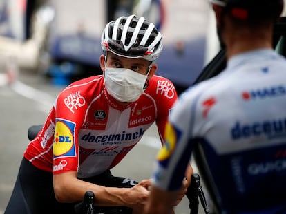 Kasper Asgreen, del Deceuninck Quick-Step, con mascarilla antes de una sesión de entrenamiento previa al Tour en Niza.