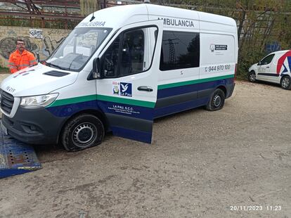 Una ambulancia con las ruedas pinchadas.