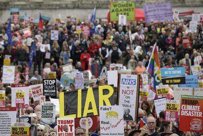 Un grupo de personas durante las protestas por la visita de Donald Trump a Reino Unido, este martes en Londres.