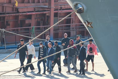 Migrantes y personal de seguridad este miércoles tras desembarcar en el puerto de Shengjin (Albania).  