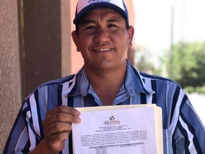 Edgar Palomino Ayón muestra la constancia que le entregó el Instituto Electoral de Sonora.