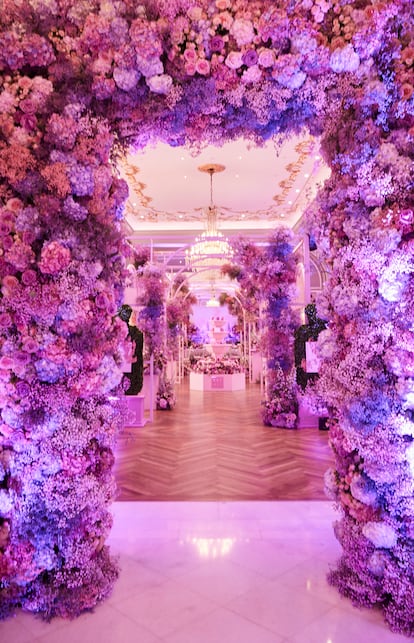 El equipo de Kayali transformó el hotel Ritz de Madrid en un universo fantástico y cubierto de flores para la presentación de la marca.