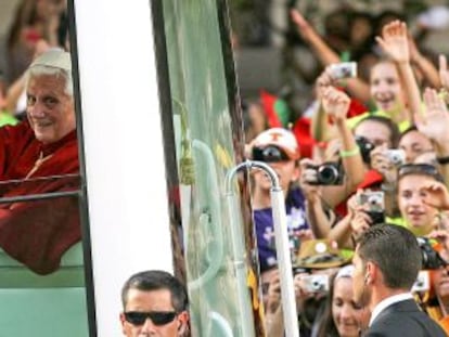 El Papa saluda desde el interior del papamóvil a la multitud que lo aguarda a su llegada al centro de Madrid. 