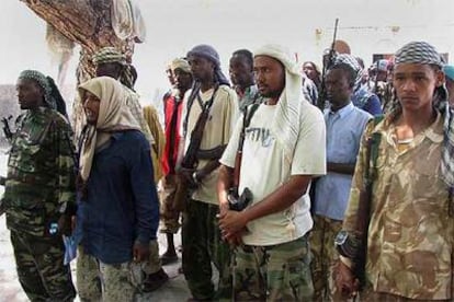 Milicianos islamistas somalíes, durante un desfile ayer en Mogadiscio.