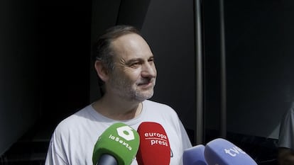José Luis Ábalos, ex secretario general del PSOE y ex ministro de Transportes, hace declaraciones a los medios tras el registro de su casa por orden del magistrado Leopoldo Puente.