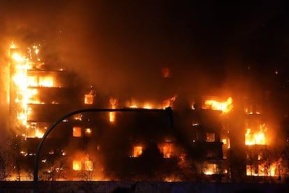 Las llamas devoran el edificio en el barrio de Campanar.