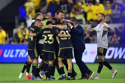 Los jugadores de LAFC celebran su victoria sobre el Club América.