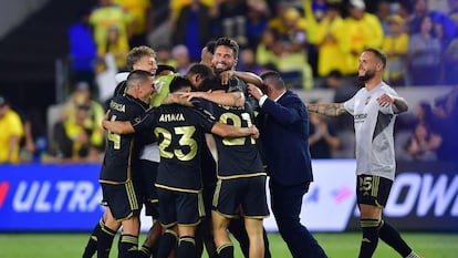 Los jugadores de LAFC celebran su victoria sobre el Club América.