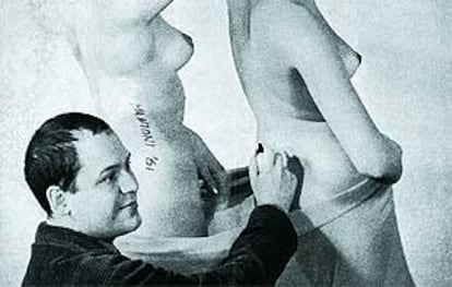 El artista italiano Piero Manzoni, firmando unas <b></b><i>esculturas vivas</i> (1961).